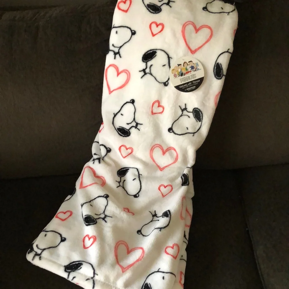 PEANUTS Snoopy Heart Plush Throw Blanket